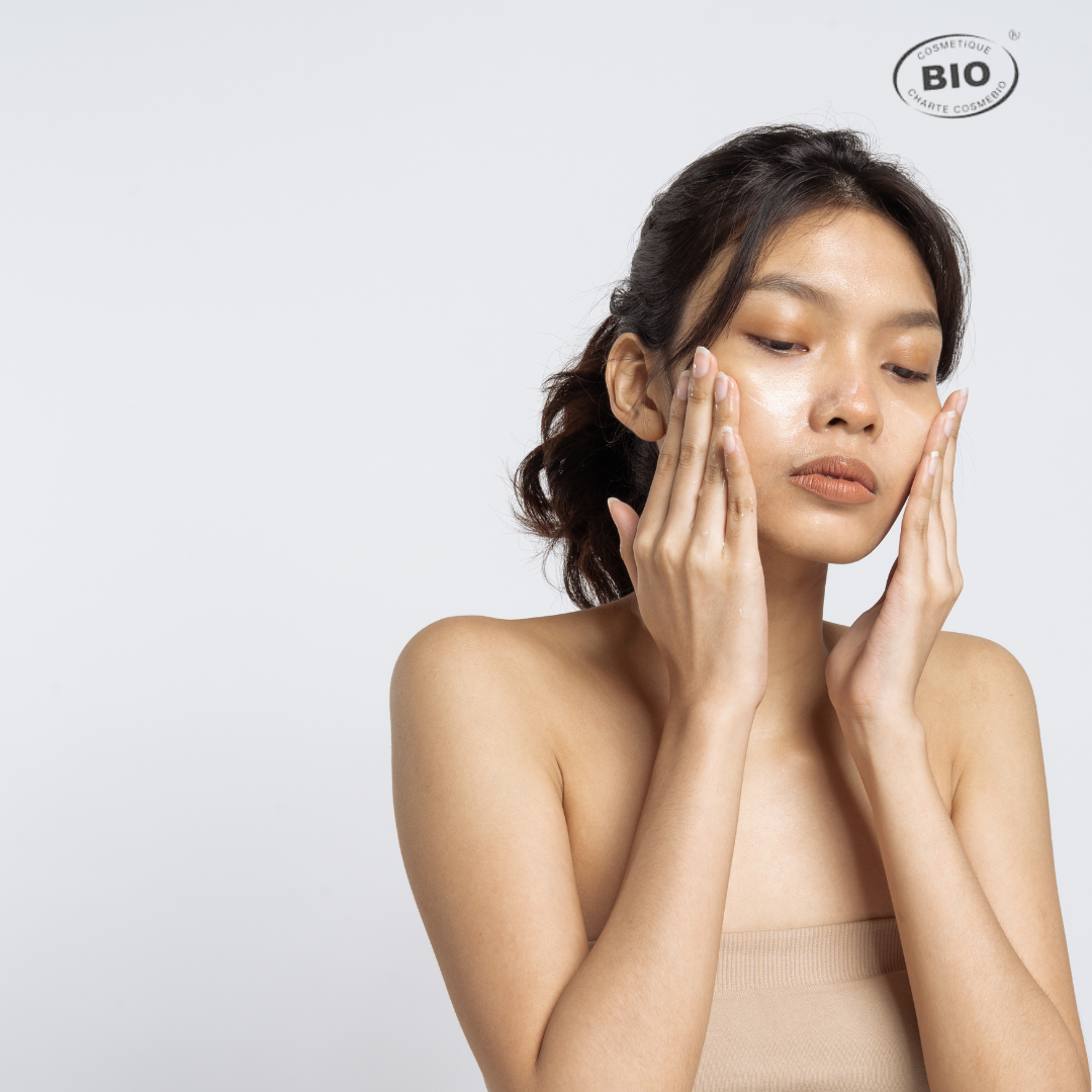 Rituel visage bio avec l'huile démaquillante N°1 la Poudre Nettoyante Universelle N°2 Phyt’s appliquée en douceur sur peau propre