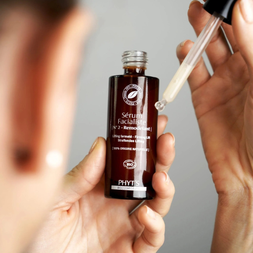 Sérum Facialiste N°2 de Phyt’s appliqué avec une pipette sur peau propre, rituel fermeté naturel pour lifter et raffermir les traits du visage