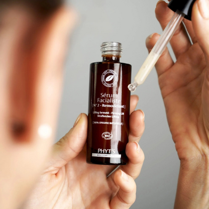 Sérum Facialiste N°2 de Phyt’s appliqué avec une pipette sur peau propre, rituel fermeté naturel pour lifter et raffermir les traits du visage