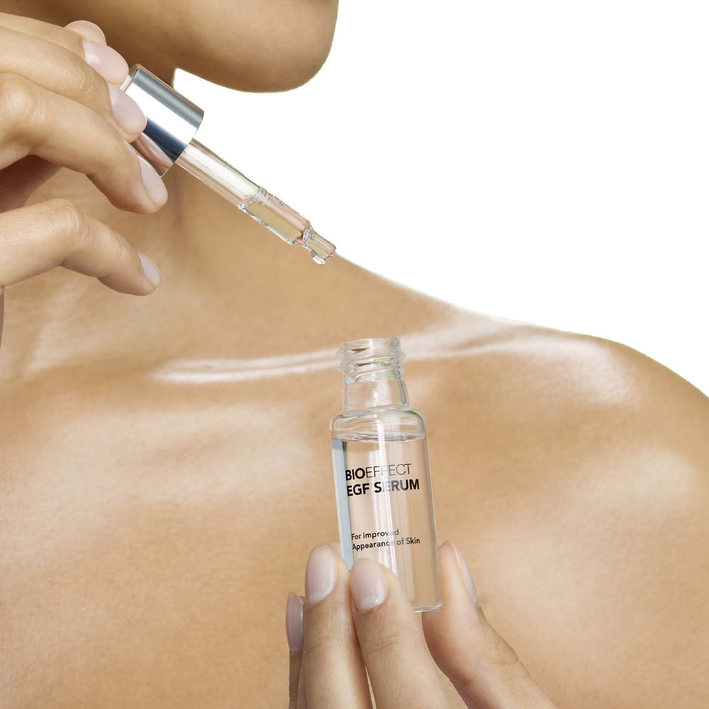 Geste beauté du matin : application du sérum EGF directement sur la peau. Hydrate intensément, favorise la régénération cellulaire.