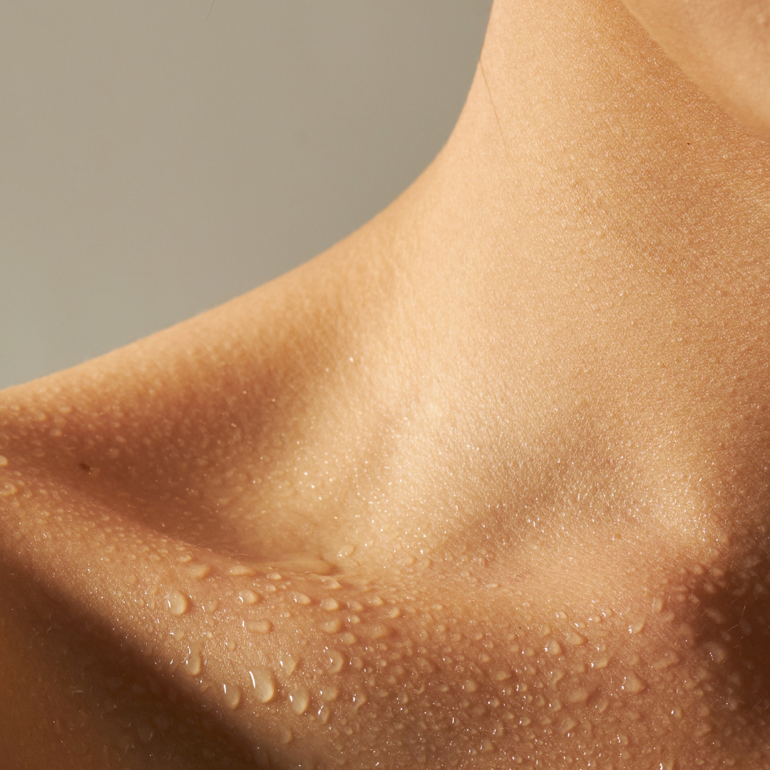 Geste beauté quotidien : application du sérum EGF cou et décolleté directement sur la peau. Hydrate intensément, favorise la régénération cellulaire.