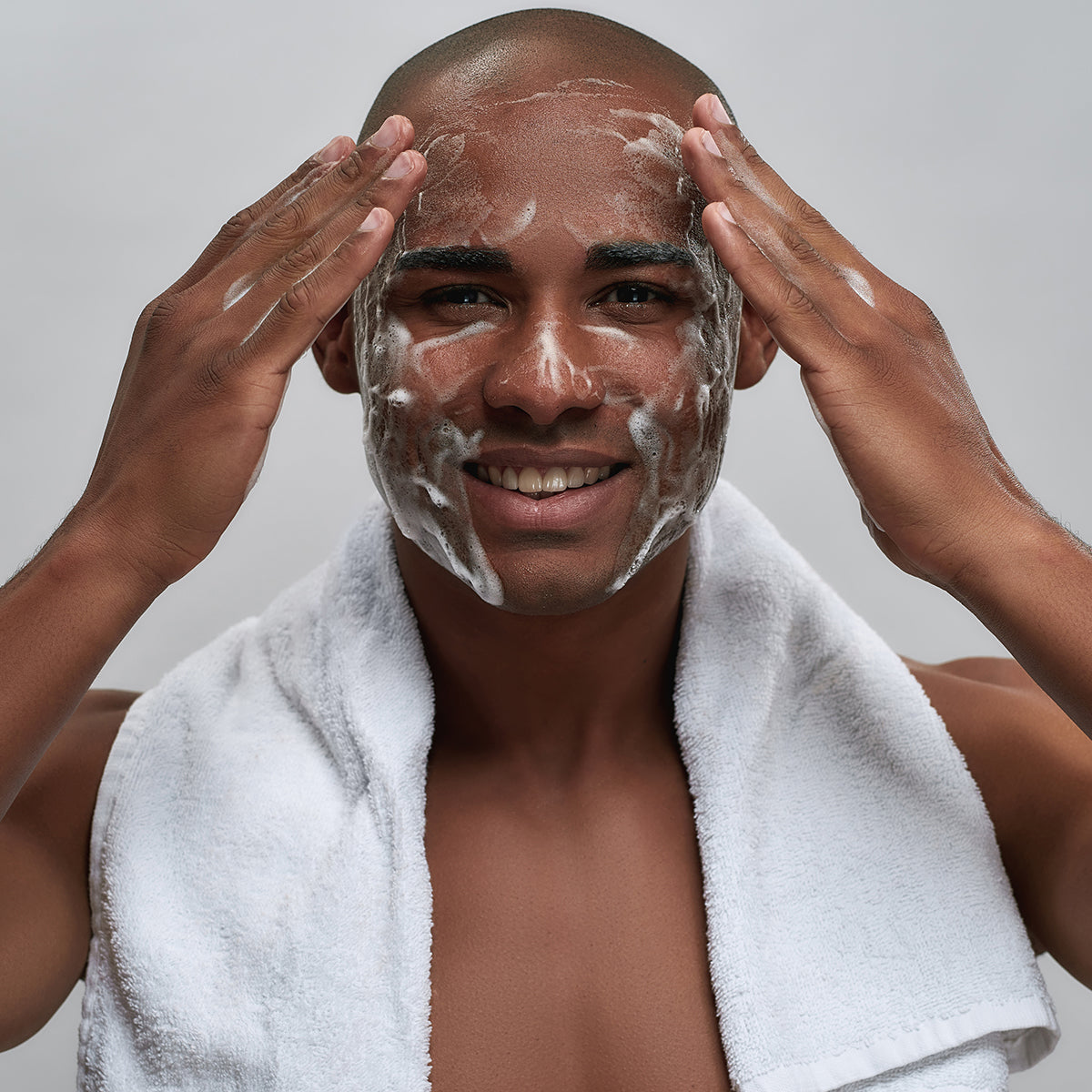 Application d'un nettoyant moussant visage BioHomme Soft Net de Nelly Devuyst sur la peau d’un homme, nettoyant doux qui purifie, rafraîchit et respecte l’équilibre cutané.