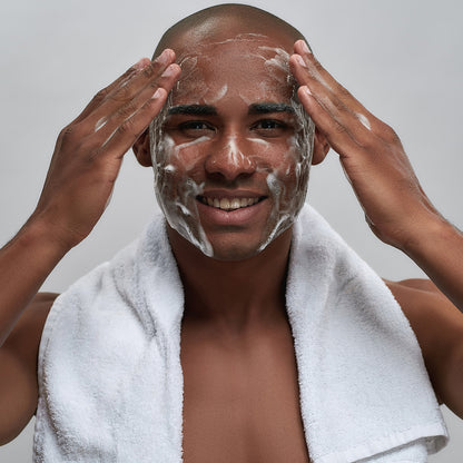 Application d'un nettoyant moussant visage BioHomme Soft Net de Nelly Devuyst sur la peau d’un homme, nettoyant doux qui purifie, rafraîchit et respecte l’équilibre cutané.