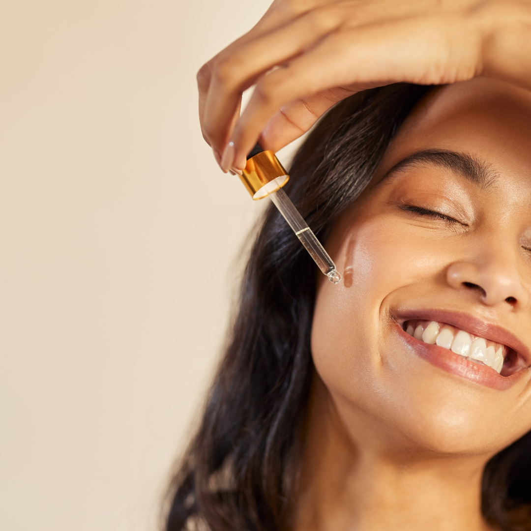Sérum appliqué pour un teint lumineux et hydraté. Ce geste quotidien sublime la peau tout en lui offrant une hydratation profonde.