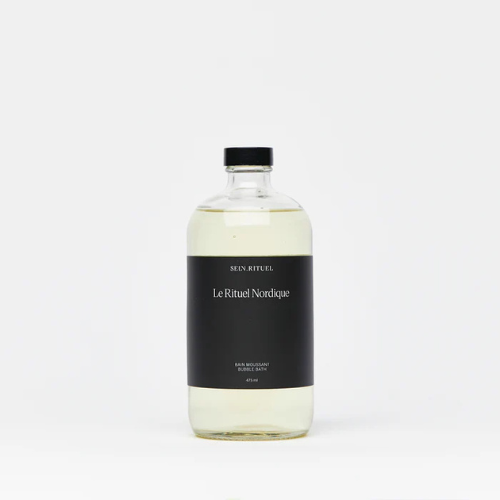 Bouteille du bain moussant Nordique de Selv Rituel posée sur un fond épuré. Un soin inspiré des rituels scandinaves pour un bain apaisant et vivifiant.