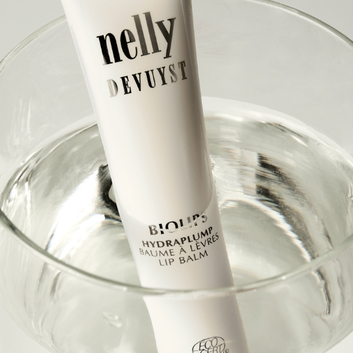 Baume à lèvres HydraPlump certifié biologique, conçu pour hydrater intensément, nourrir et protéger les lèvres tout en procurant une sensation de confort durable et une apparence naturellement repulpée. Hydratation intense avec ses actifs naturels et bio.