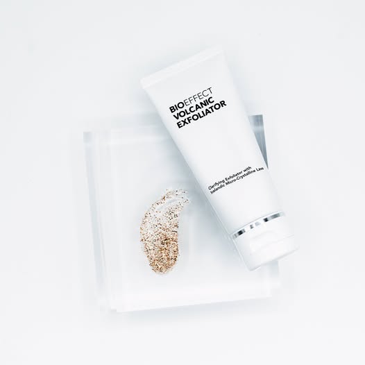 Tube du Volcanic Exfoliator Bioeffect accompagné d'une trace de gel exfoliant exposée a cote, montrant les grains de lave islandaise pour une exfoliation efficace.