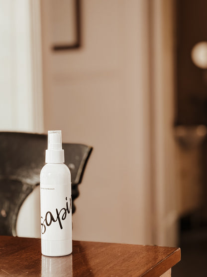 Cette bruine d’ambiance illumine vos journées avec un parfum de pin vivifiant, une touche de nature dans chaque vaporisation.
