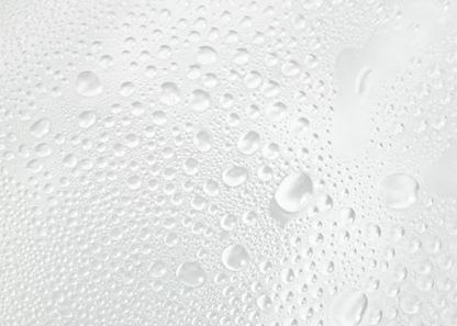 Brume d’eau islandaise Bioeffect présentée avec effet de condensation, idéale pour hydrater intensément, rafraîchir la peau et soutenir un teint lumineux et revitalisé.