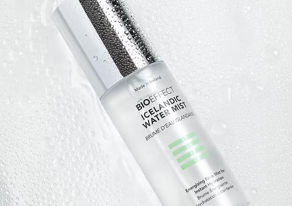 Brume d’eau islandaise Bioeffect présentée avec gouttelettes, idéale pour hydrater intensément, rafraîchir la peau et renforcer l’éclat naturel du teint au quotidien.