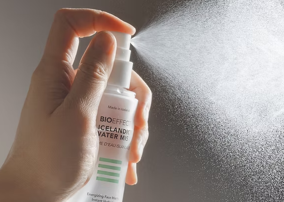 Application d’une brume d’eau islandaise Bioeffect en vaporisation, apportant une hydratation instantanée, une sensation de fraîcheur et un éclat revitalisé à la peau.
