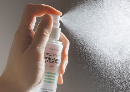 Application d’une brume d’eau islandaise Bioeffect en vaporisation, apportant une hydratation instantanée, une sensation de fraîcheur et un éclat revitalisé à la peau.