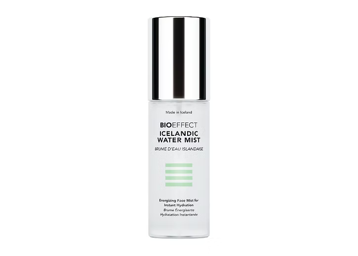 Application d’une brume d’eau islandaise Bioeffect en vaporisation, offrant une hydratation immédiate, une sensation de fraîcheur et un coup d’éclat naturel à la peau.