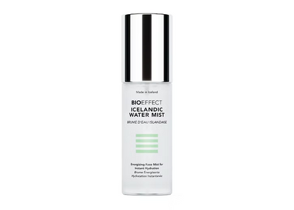 Application d’une brume d’eau islandaise Bioeffect en vaporisation, offrant une hydratation immédiate, une sensation de fraîcheur et un coup d’éclat naturel à la peau.