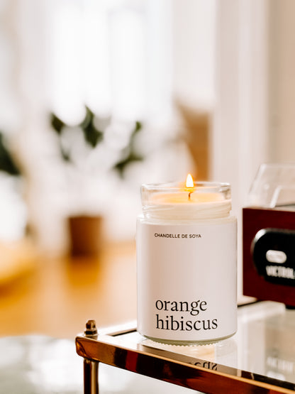 Parfaite pour les soirées cosy, la chandelle 'Orange Hibiscus' transforme votre maison en un havre de sérénité.