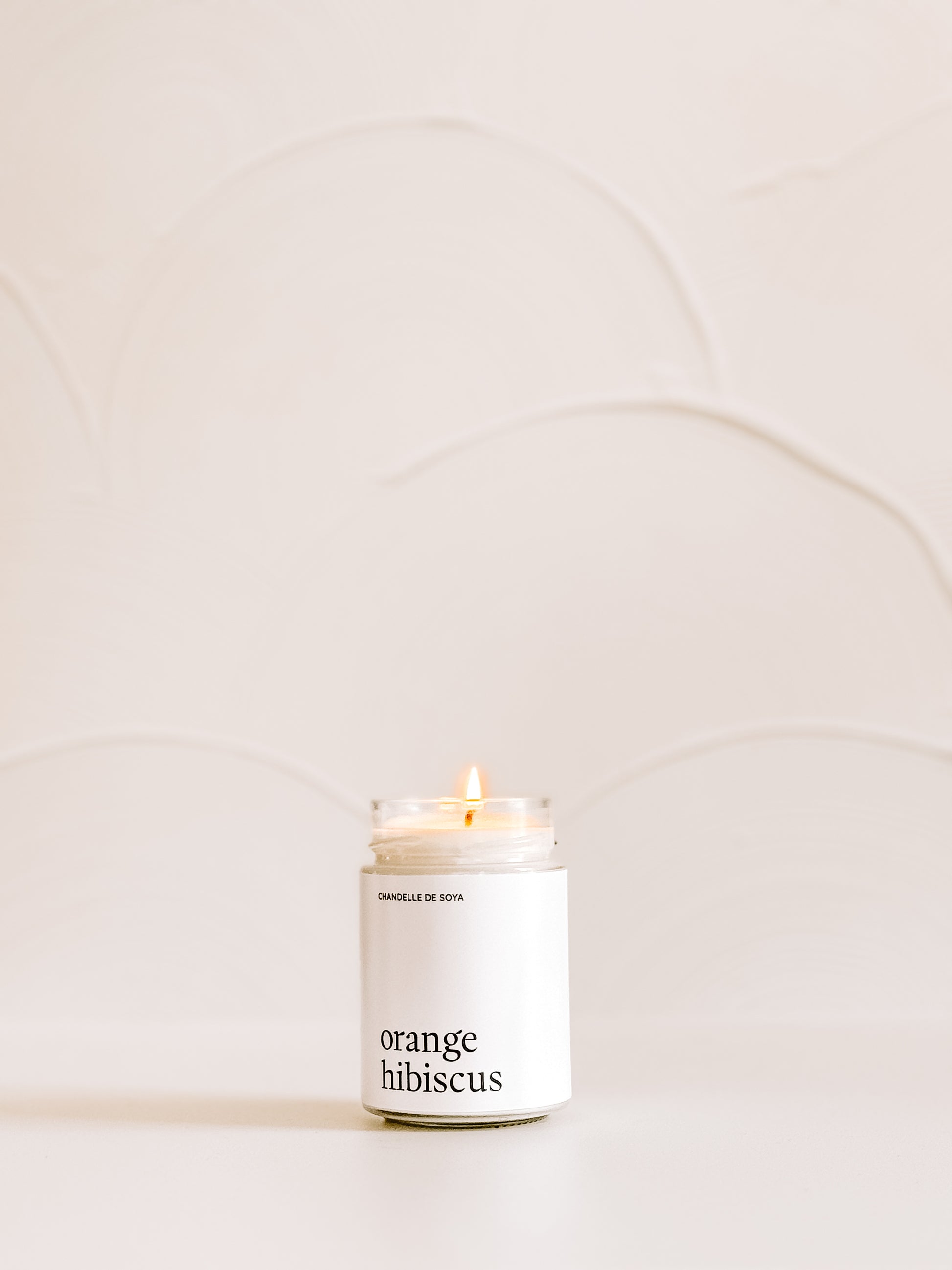 Découvrez l’élégance de 'Orange Hibiscus', une chandelle au design minimaliste qui illumine et parfume subtilement votre quotidien.