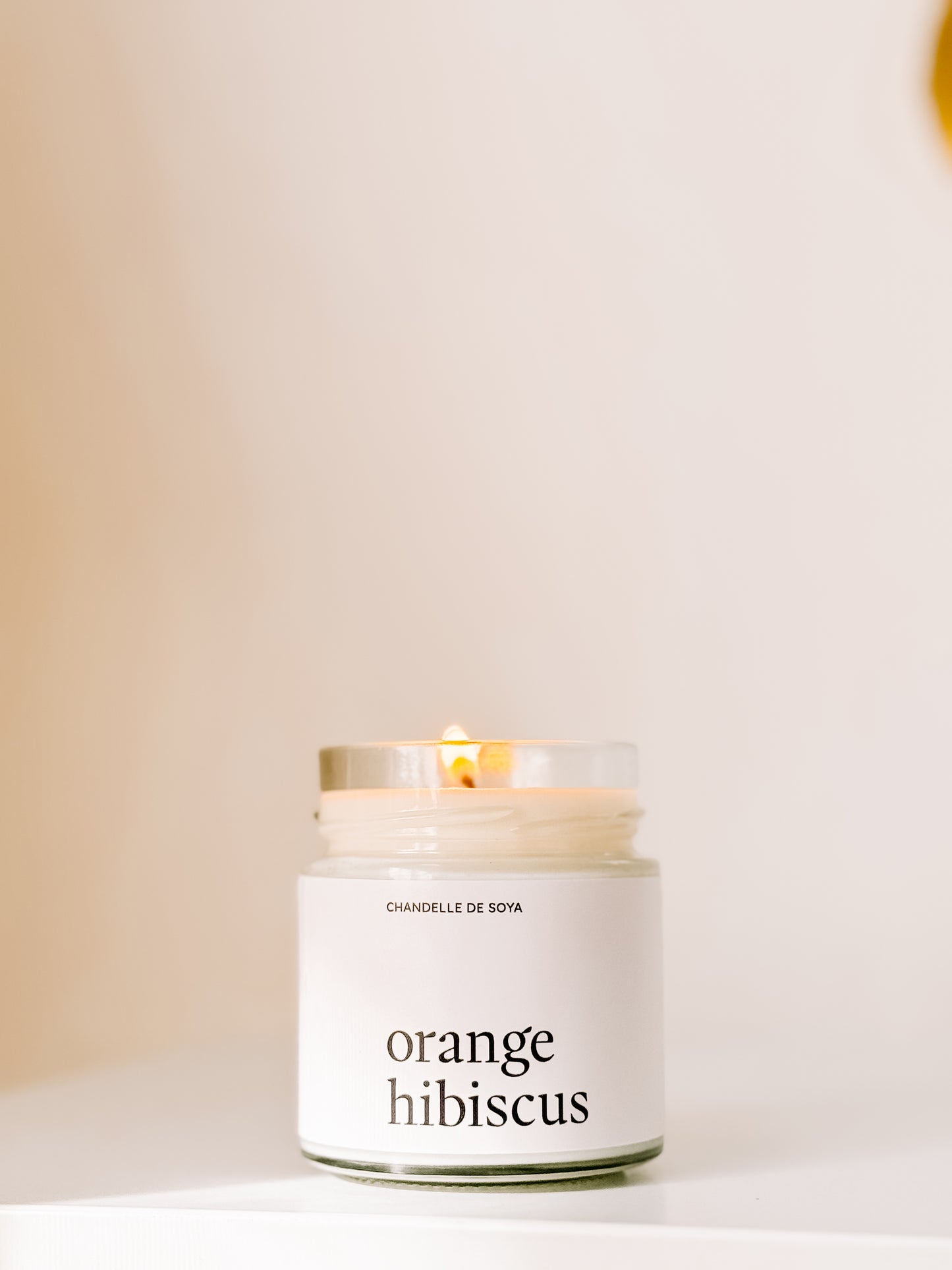 Cette chandelle 'Orange Hibiscus', compacte mais puissante, diffuse un parfum envoûtant dans les espaces restreints.