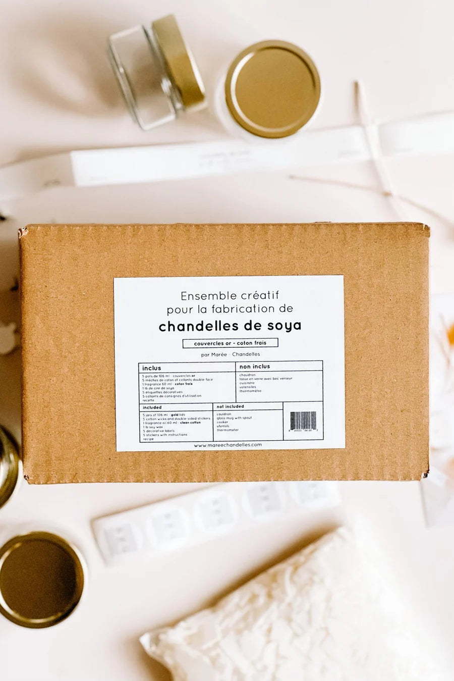 Pots en verre avec couvercles dorés et éléments pour chandelles de soya, pour des créations artisanales au naturel et aux bienfaits réconfortants.