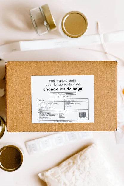 Pots en verre avec couvercles dorés et éléments pour chandelles de soya, pour des créations artisanales au naturel et aux bienfaits réconfortants.