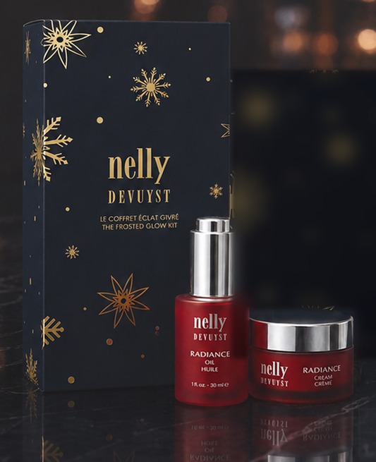 Coffret des fêtes éclat givrée pour améliorer l'aspect des taches pigmentaires et éclaircir le teint. Contient l'Huile Radiance Mélatonine 30 ml et la Crème Radiance 50 ml, dans son emballage cadeau noir et or.