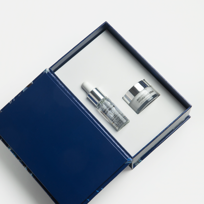 offret des fêtes Les Héros de l'Hydratation Bioeffect édition Katrin Fridriks, contenant le Sérum EGF 15 ml et la Crème Hydratante en format voyage, dans son écrin bleu marine.