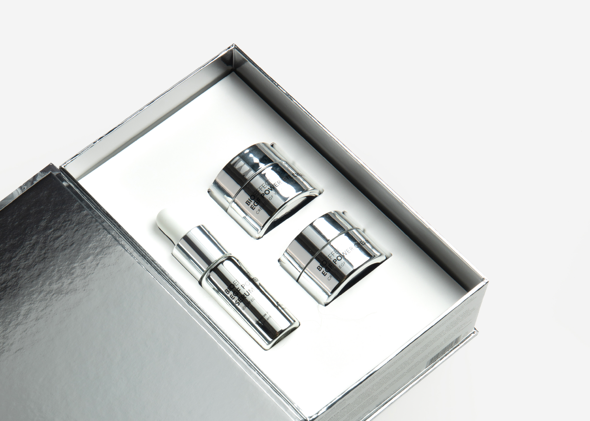 Coffret des fêtes Puissance Pure Bioeffect ouvert, contenant l'EGF Power Serum 15 ml, l'EGF Power Cream 15 ml et l'EGF Power Eye Cream 15 ml dans un écrin argenté.