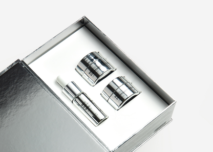 Coffret des fêtes Puissance Pure Bioeffect ouvert, contenant l'EGF Power Serum 15 ml, l'EGF Power Cream 15 ml et l'EGF Power Eye Cream 15 ml dans un écrin argenté.