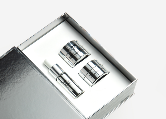 Coffret des fêtes Puissance Pure Bioeffect ouvert, contenant l'EGF Power Serum 15 ml, l'EGF Power Cream 15 ml et l'EGF Power Eye Cream 15 ml dans un écrin argenté.