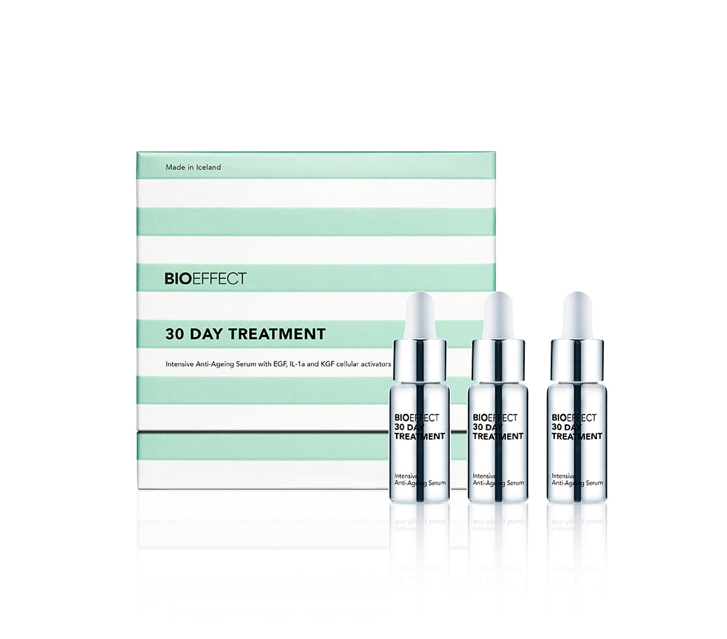 Coffret vert et blanc Bioeffect 30 Day Treatment présenté avec trois flacons argentés munis de pipettes, en disposition droite et épurée.