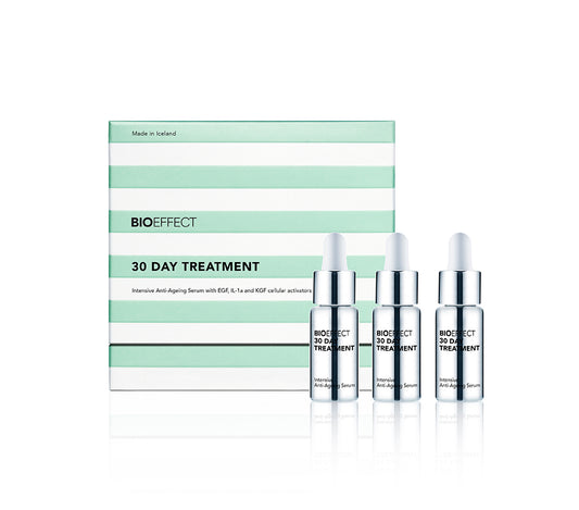 Coffret vert et blanc Bioeffect 30 Day Treatment présenté avec trois flacons argentés munis de pipettes, en disposition droite et épurée.