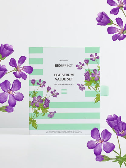 Application d’un coffret Bioeffect EGF comprenant sérum, essence, soin de jour et crème hydratante, idéal pour lisser les rides, hydrater intensément et révéler une peau lumineuse.