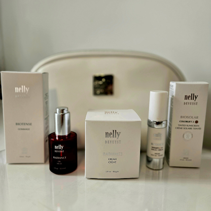 Ce coffret anti-taches éclaircissant réunit les 5 piliers d'une cure anti-taches complète, pensée par Karine pour attaquer la pigmentation sous tous les angles : exfolier la surface, concentrer les actifs éclaircissants, nourrir en profondeur, protéger de la récidive.
