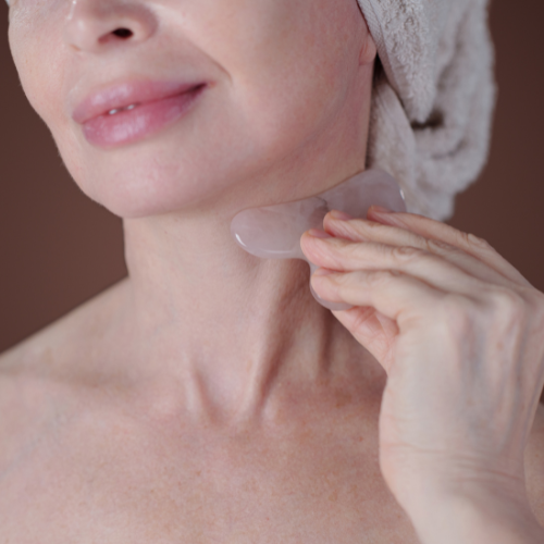 Prendre soin de son cou et de son décolleté avec les soins Nelly Devuyst pour stimuler, raffermir et protéger la peau. 
