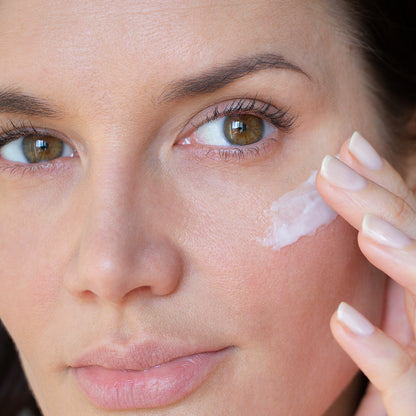 Application de la Crème ADN Contour Yeux Nelly DeVuyst sur la peau délicate du contour de l’œil pour lisser les ridules, hydrater et illuminer le regard.
