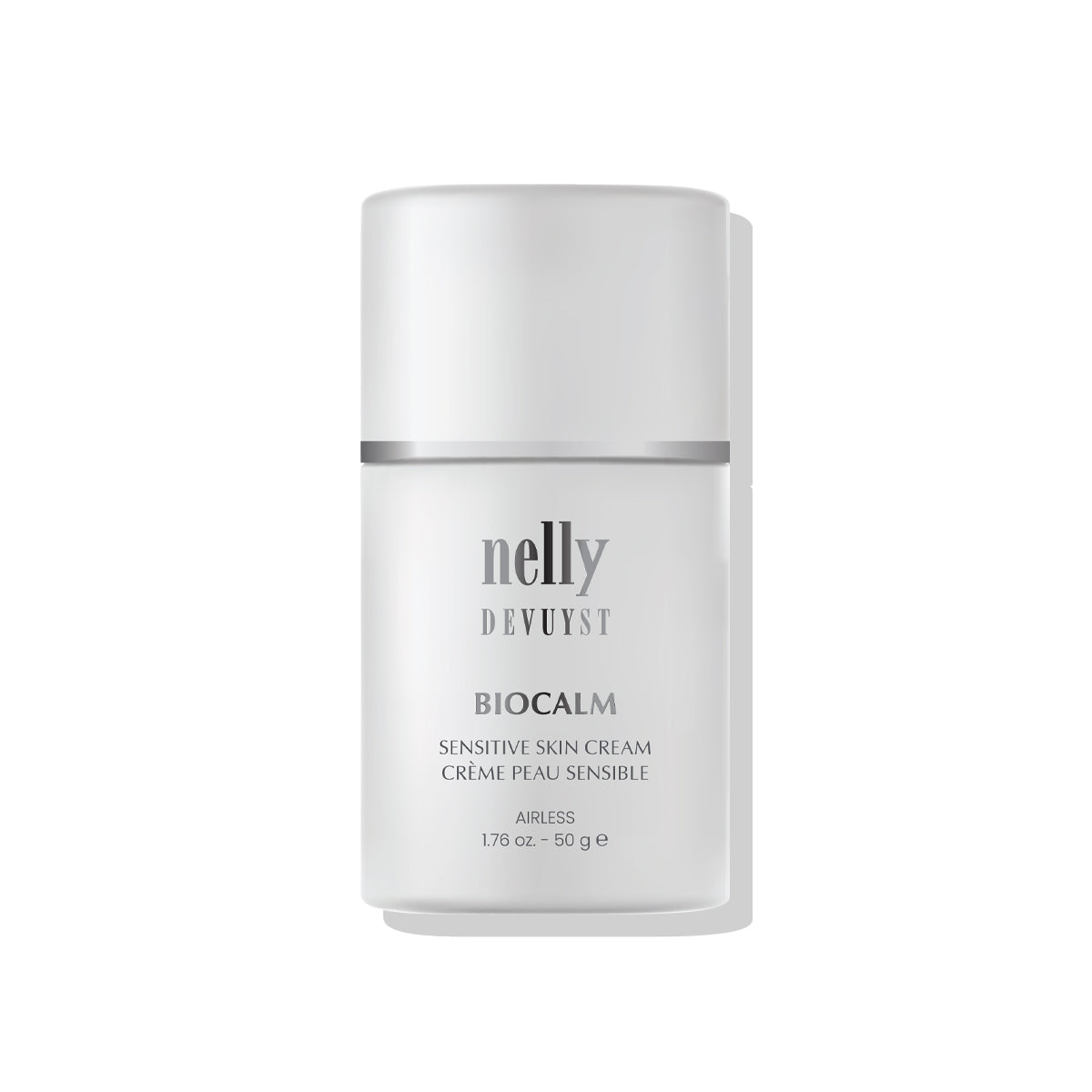 Flacon airless de la Crème Peaux Sensibles BioCalm de Nelly DeVuyst, soin hydratant et apaisant conçu pour réduire les irritations et offrir un confort immédiat aux peaux sensibles.