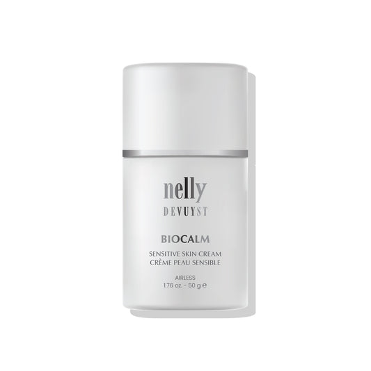 Flacon airless de la Crème Peaux Sensibles BioCalm de Nelly DeVuyst, soin hydratant et apaisant conçu pour réduire les irritations et offrir un confort immédiat aux peaux sensibles.