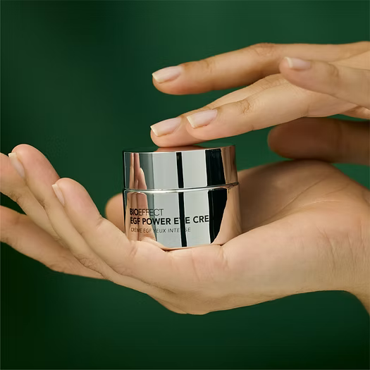 Creme EGF Power Eye Cream de Bioeffect tenue dans les mains, illustrant son format compact et luxueux.