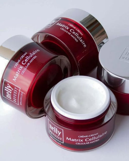 Ensemble de pots rouges de la Crème Matrix Cellulaire Nelly DeVuyst, formule luxueuse conçue pour revitaliser et raffermir la peau tout en restaurant son éclat naturel.