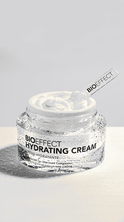 Pot de crème hydratante Bioeffect Hydrating Cream couvert de gouttelettes d’eau, évoquant la fraîcheur, l’hydratation intense et l’eau islandaise pure.
