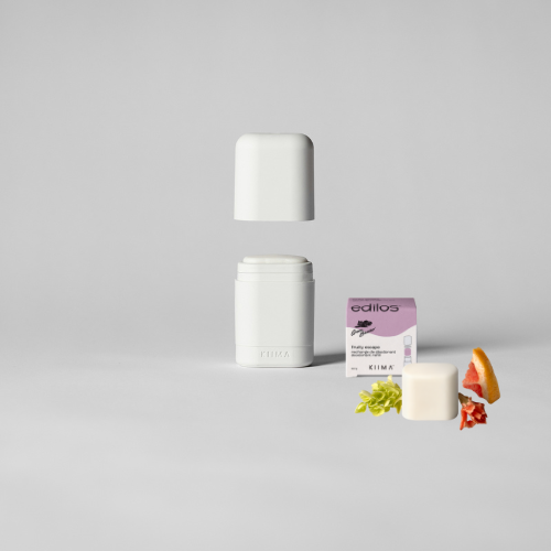 Application d’un déodorant rechargeable Kiima blanc avec recharge Fruity Escape, associant notes fruitées, fraîcheur naturelle et protection efficace.