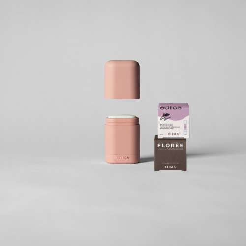 Application d’un déodorant rechargeable Kiima féminin accompagné de la recharge Florée, évoquant douceur, fraîcheur florale et soin corporel naturel.