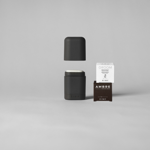 Application d’un déodorant rechargeable Kiima masculin accompagné de la recharge Ambre, aux notes chaudes et enveloppantes, pour une protection naturelle durable.
