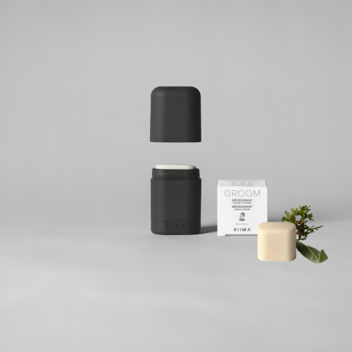 Application d’un déodorant rechargeable Kiima noir avec recharge Groom, conçu pour une routine masculine naturelle, élégante et performante.