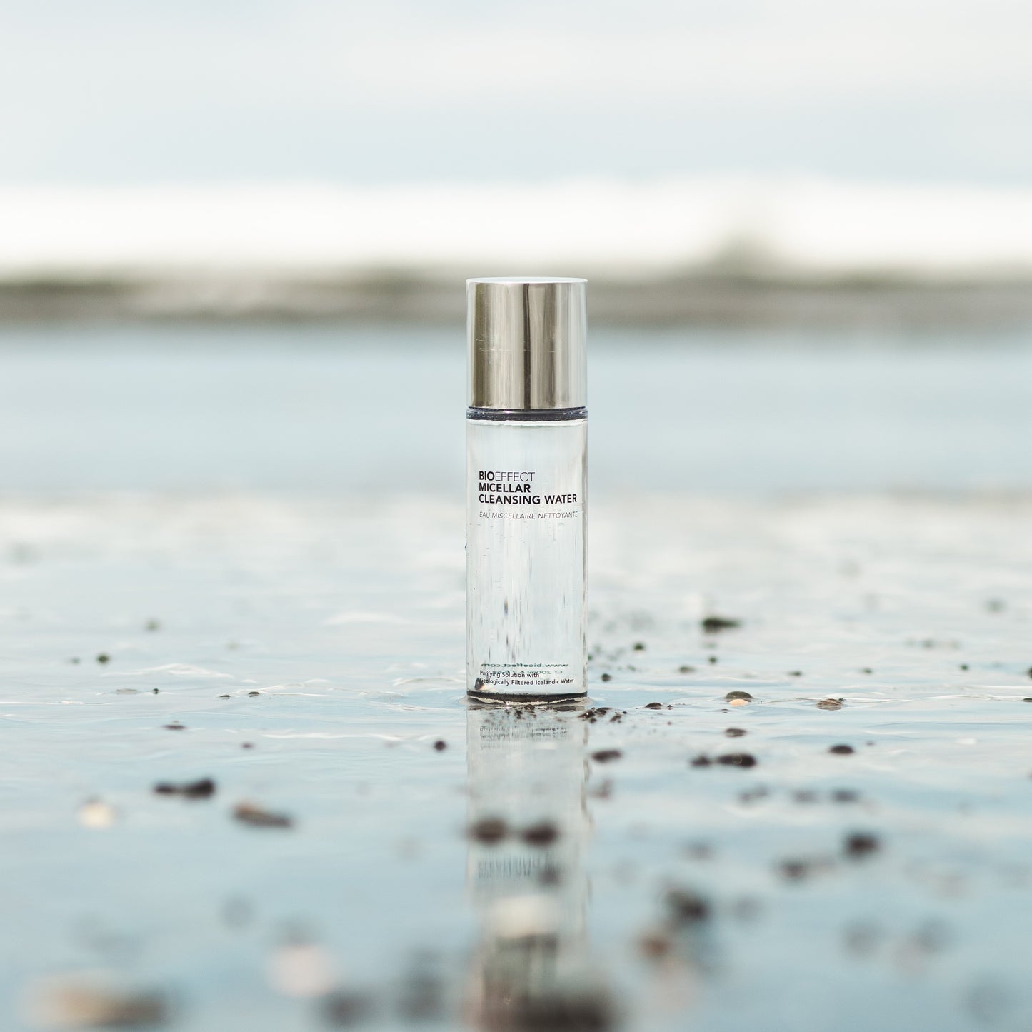 Le flacon d’eau micellaire Bioeffect placé dans une eau calme, évoquant l’origine islandaise et la douceur minérale du produit.