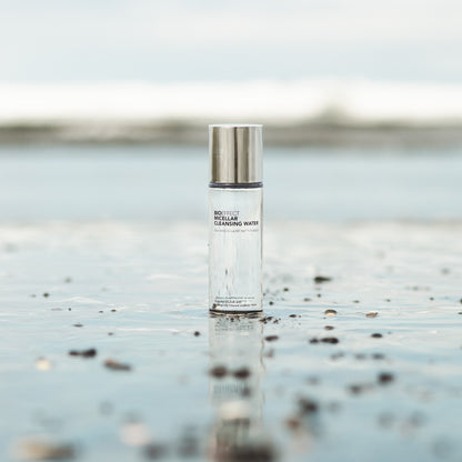 Le flacon d’eau micellaire Bioeffect placé dans une eau calme, évoquant l’origine islandaise et la douceur minérale du produit.