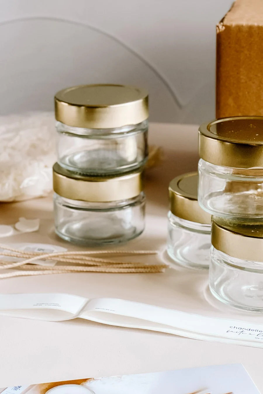 Kit de chandelles fait main avec contenants, cire de soya et fragrance douce, pour un moment créatif et protecteur pour la peau et l'air ambiant.