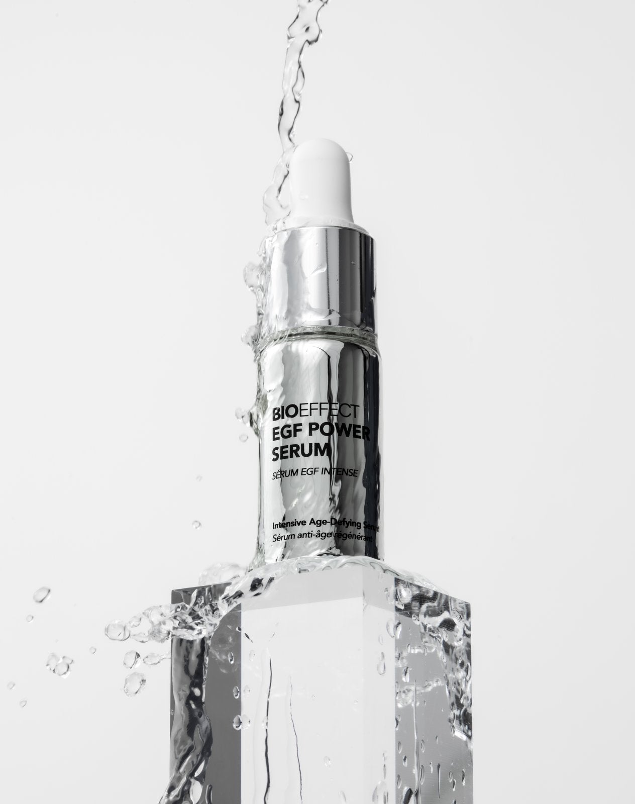 Mise en scène artistique du sérum EGF Power BIOEFFECT avec éclaboussure d’eau, représentant l’hydratation intense et la technologie pure du produit.