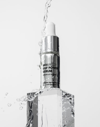 Mise en scène artistique du sérum EGF Power BIOEFFECT avec éclaboussure d’eau, représentant l’hydratation intense et la technologie pure du produit.
