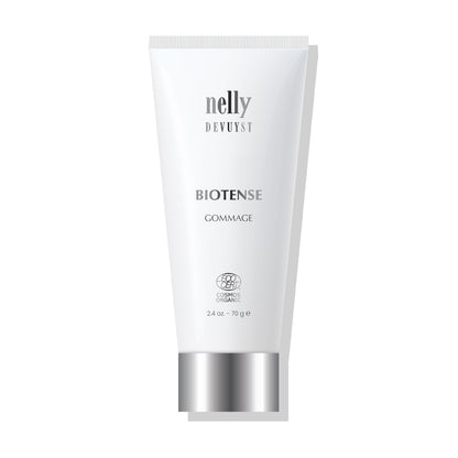 Gommage BioTense de Nelly DeVuyst, un exfoliant biologique doux qui élimine les cellules mortes, illumine le teint et affine le grain de peau tout en respectant les peaux sensibles.