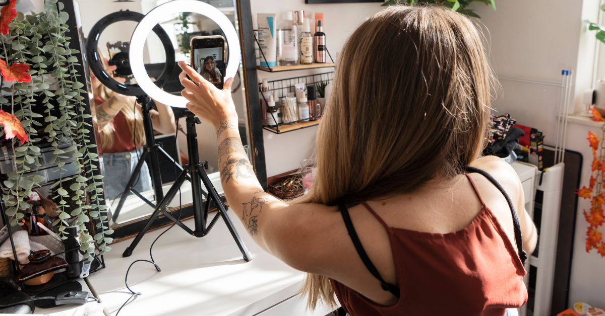 jeune fille qui est présente sur tik tok et l'influence des réseaux sociaux sur  les soins de la peau